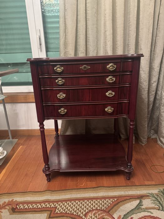 Móvel de madeira com gavetas