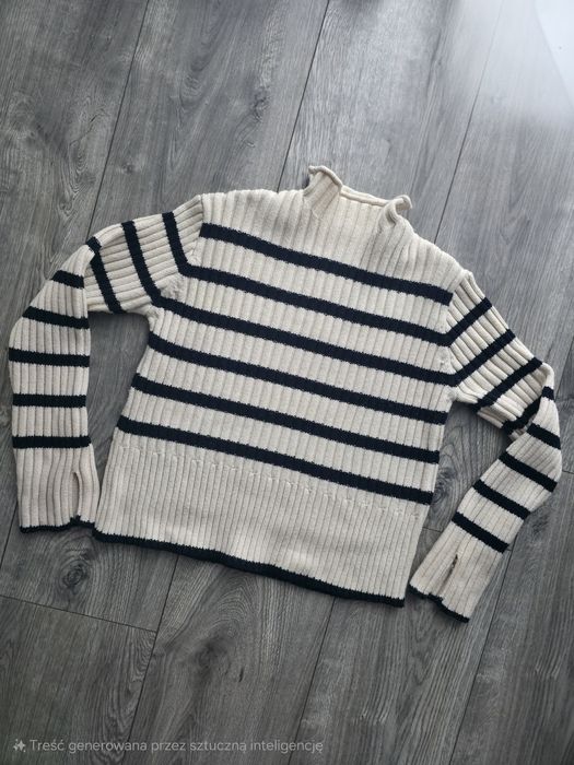 Sweter w paski, z rozcięciami na rękawach i stójką