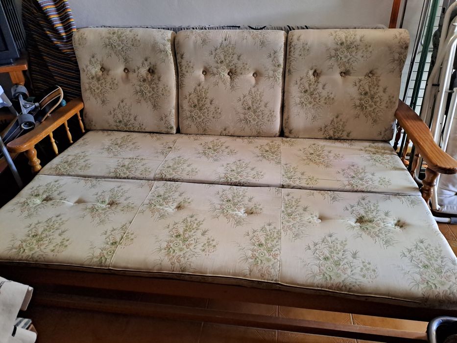 Conjunto de 4 sofás, 1 de 3 lugares que faz cama e 3 individuais