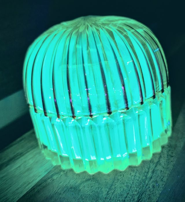 Cudne szkło uranowe Czechy Bohemia Bombonierka unikat