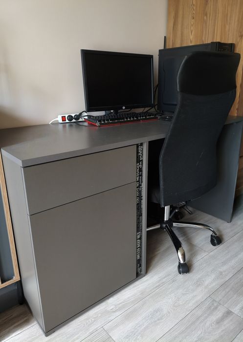 Biurko szare grafitowe BRW fotel Jysk biurowy gamingowy do komputera