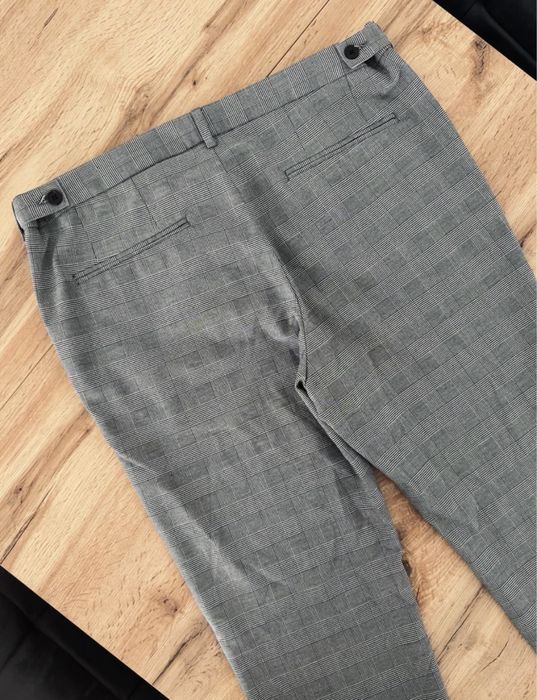 Materiałowe spodnie męskie w kratkę typu chinosy H&M