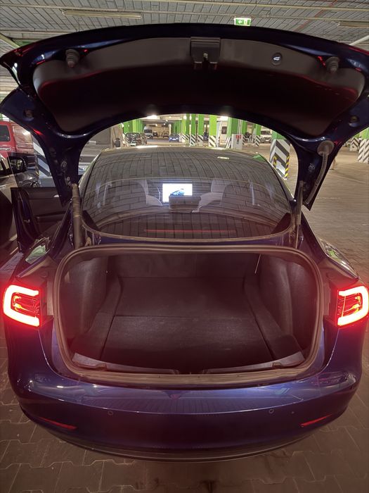 Автомобіль Tesla Model 3 2022
