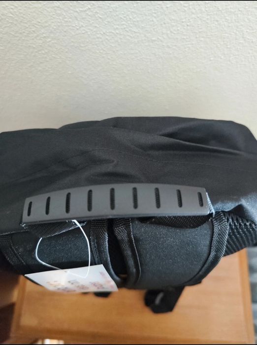 Mochila Escolar Preta, design moderno, prática da marca Ambar