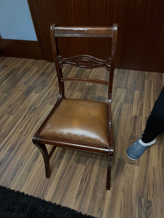 Sala de estar ( armário , mesa extensível e 6 cadeiras)