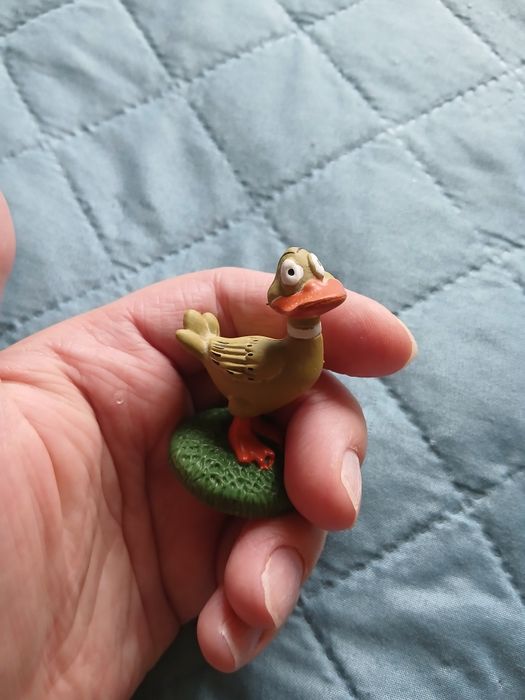 Figurka kaczka na trawie