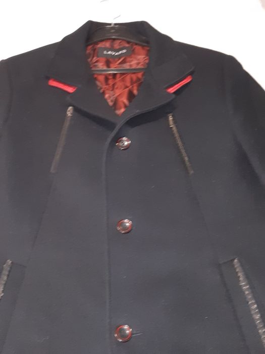 Czarny elegancki płaszcz męski ocieplany z wełną