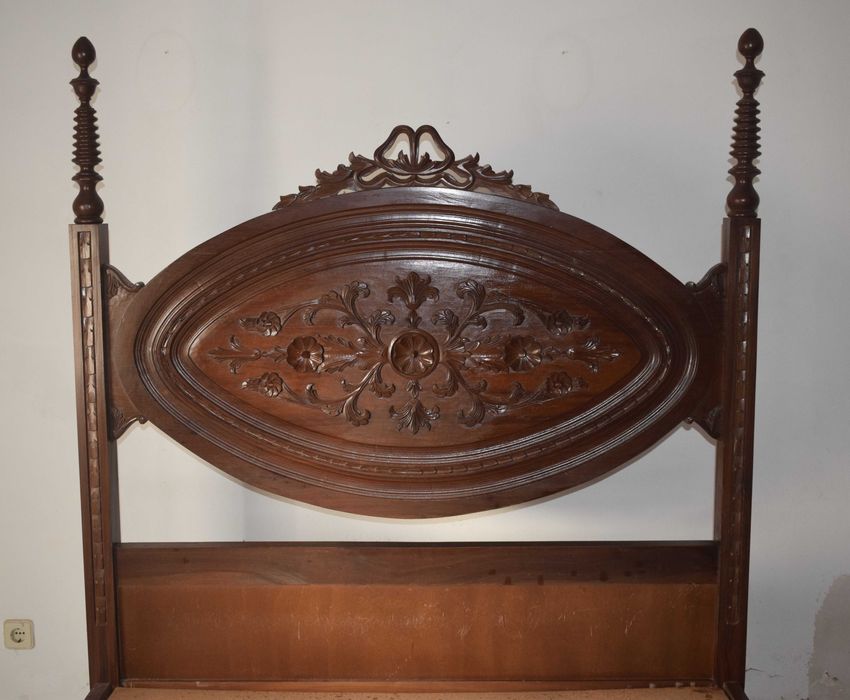 Cama antiga sem colchão com cabeceira trabalhada
