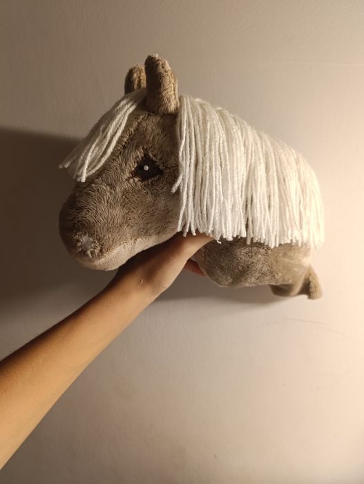 Konik hobby horse kremowy z odmianką na pyszczku