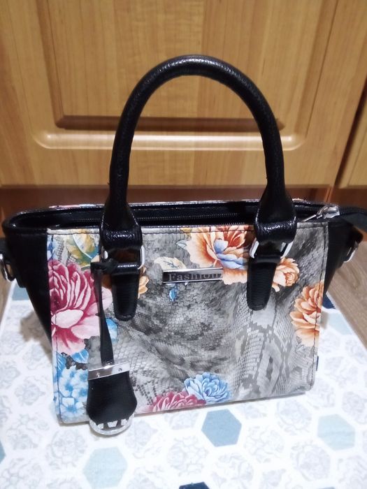 Сумка женская цветная.
