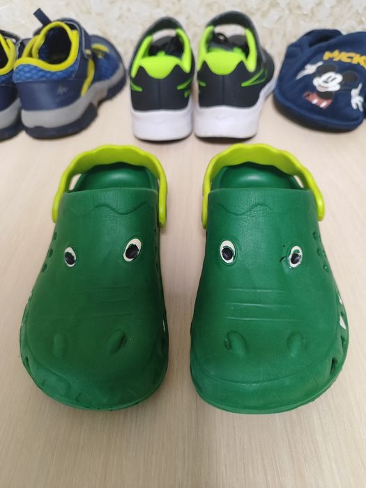 Дитячі кросівки крокси шльопанці капці тапочки босоніжки