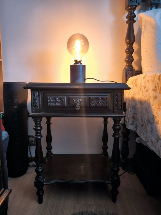 Vendo 2 mesas de cabeceira madeira escura trabalhada vintages