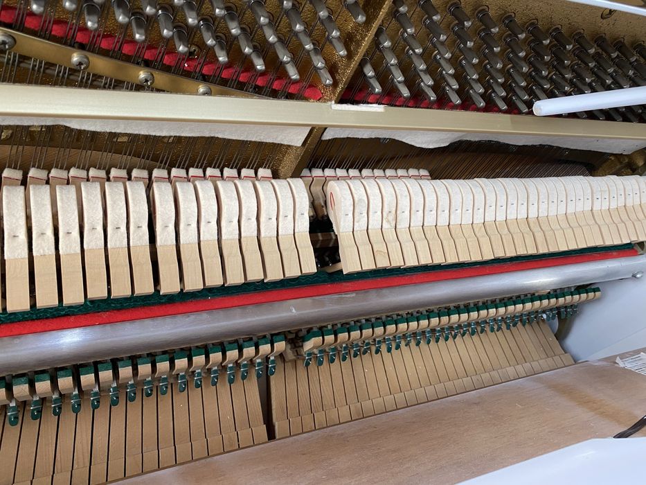 Piękne, białe pianino Schimmel