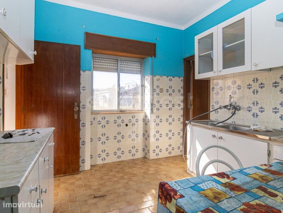 Moradia Térrea Independente para Renovar - Uma Raridade com Terraço...