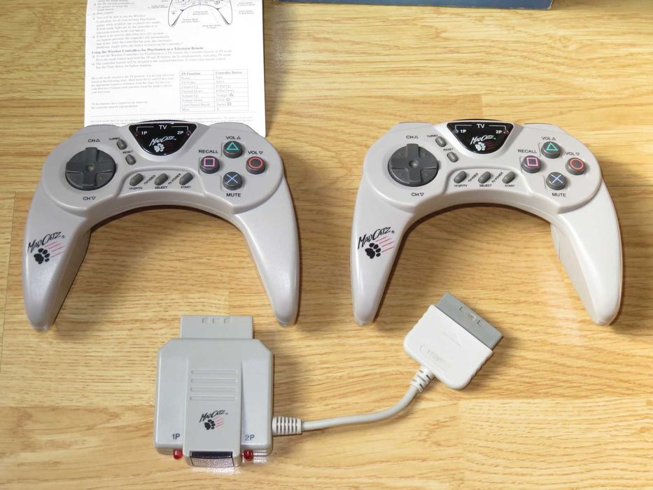 2 Comandos sem fios da Madcatz para Playstation 1