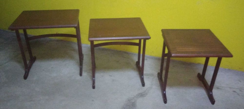 Conjunto de três mesinhas