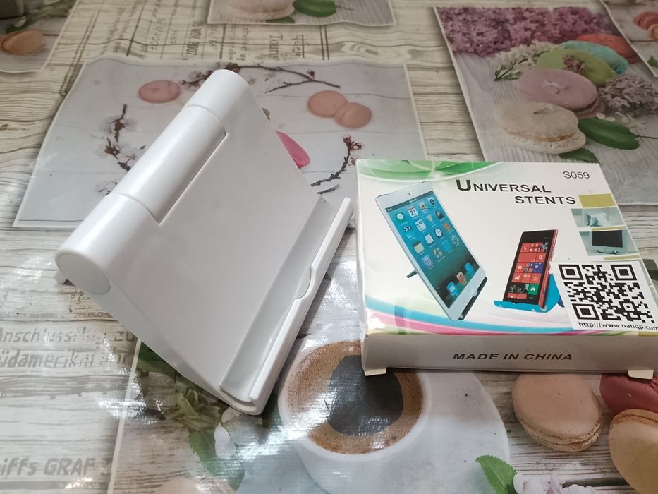 Підставки під гаджети двох типів.