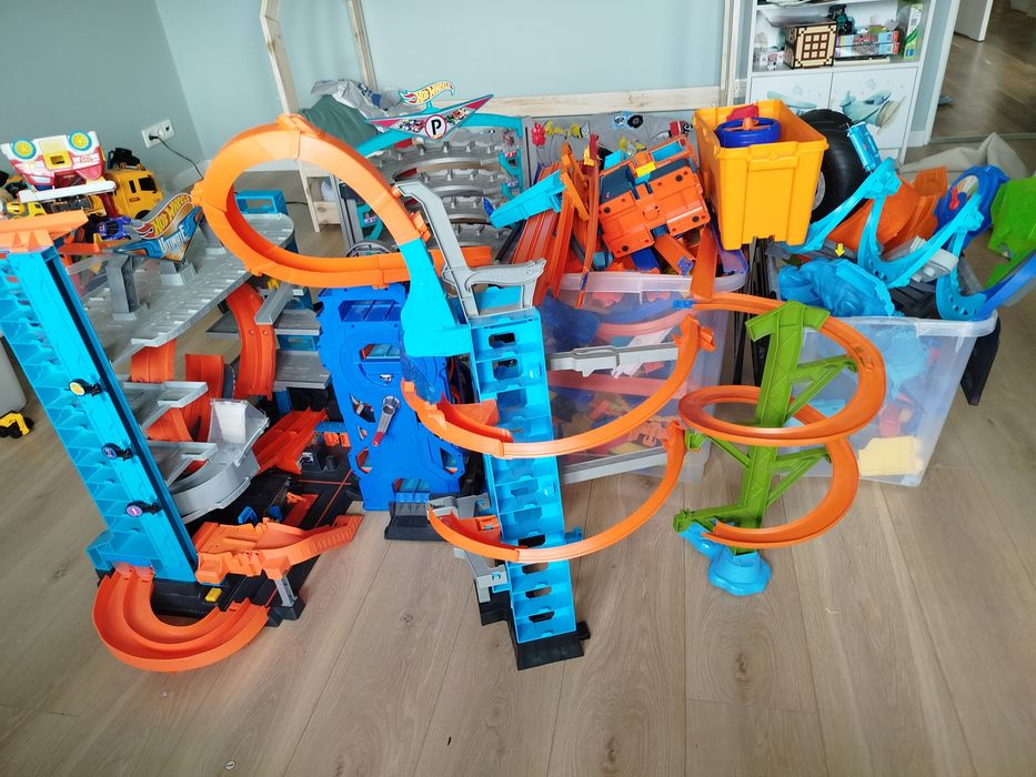 Tory i garaże Hot Wheels