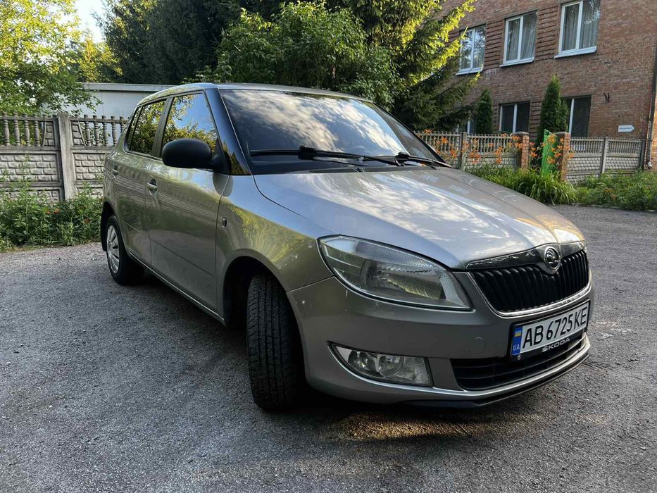 Автомобіль Skoda Fabia 2014 року.