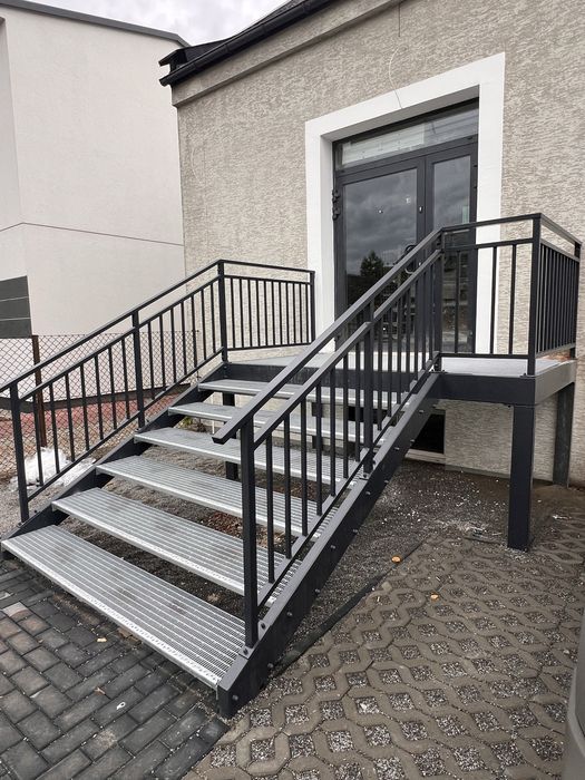 Schody samonośne wejsciowe