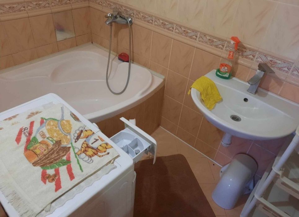 Здається будинок можливо на  дві родини.