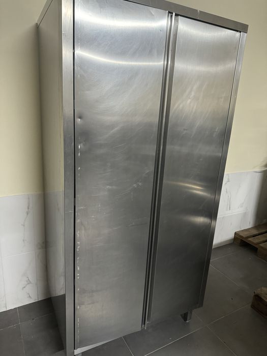 Louceiro em inox , armário completamente fechado