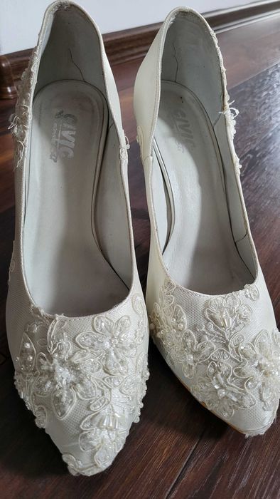 Koronkowe buty ślubne