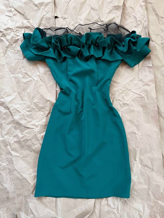 Сукня міні смарагдового кольору з прозорими плечима S/36
