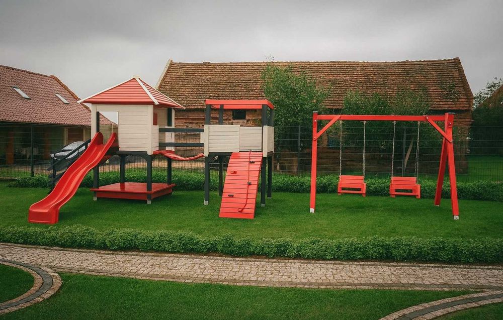 Plac zabaw drewniany domek, mostek, huśtawki, zjeżdżalnia
