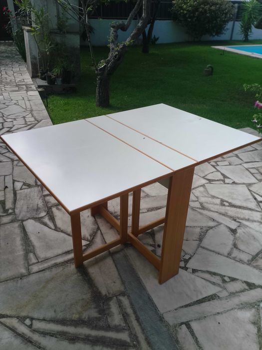 Mesa dobrável de madeira em bom estado.