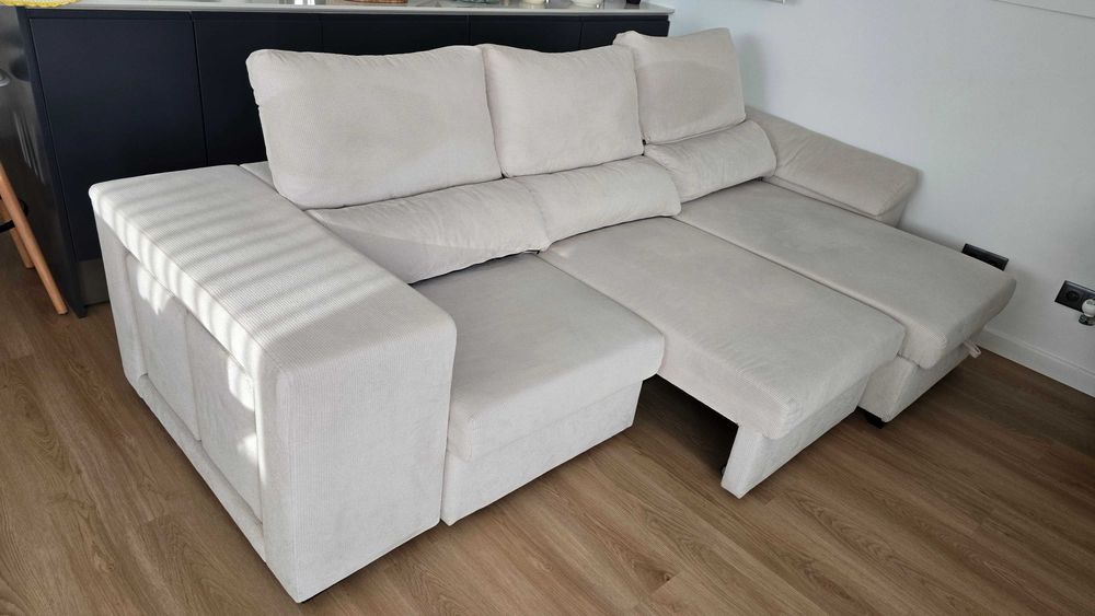 Sofá com chaise longue e com 2 pufes, com encostos ajustáveis e assentos amovíveis