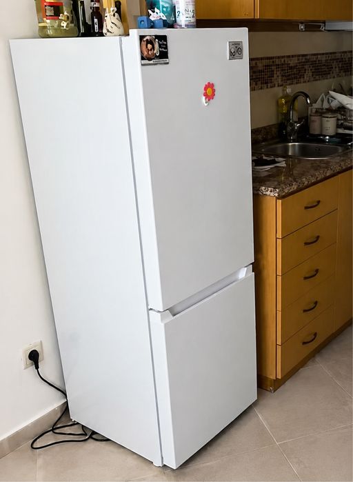 Movéis de Sala de estar e cozinha, movél de TV, Estante de livros, mesa redonda com 4 cadeiras incluidas, sofá roxo acinzentado e frigorifico.