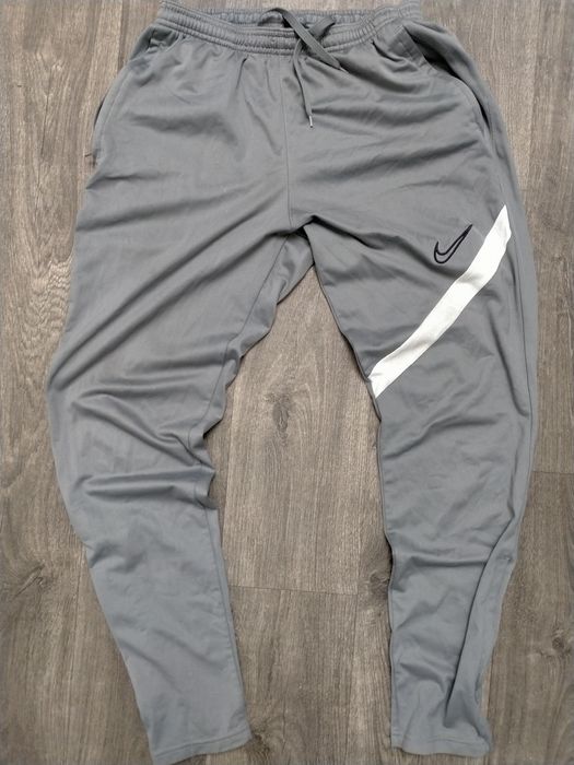 Серые спортивные штаны Nike Dri-Fit