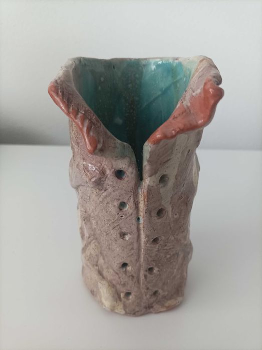 Peça em barro feita e pintada a mão