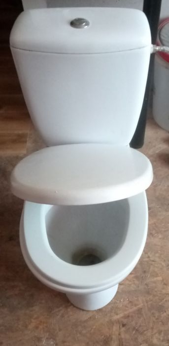 WC Cersanit  kompaktowy z deską samoopadajaca.