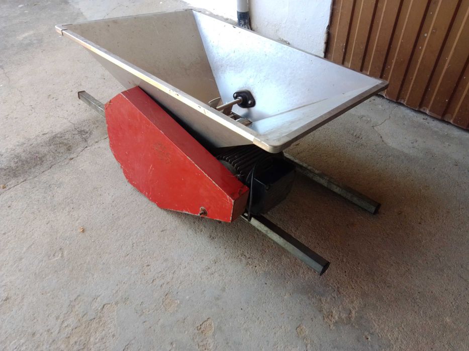 Esmagador de uvas a motor eléctrico.