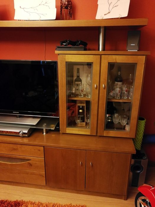 Movel de sala de TV com vitrine em Madeira  com Aparador e Espelho