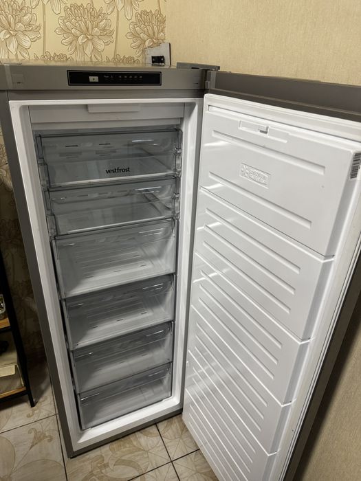 Продам морозильную камеру VESTFORST VD205FNX