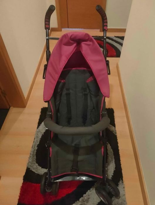 Carrinho de passeio inclinável e muito prático