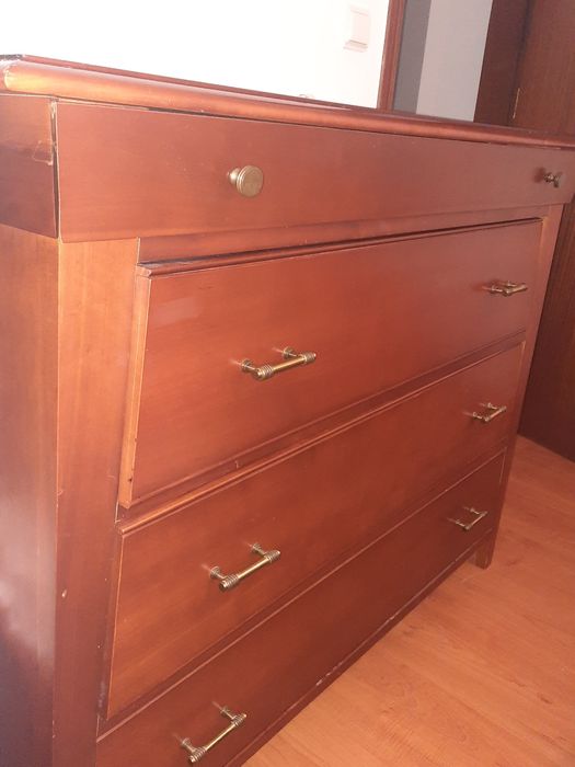 Quarto completo, cama casal  mesas cabeira e cómoda