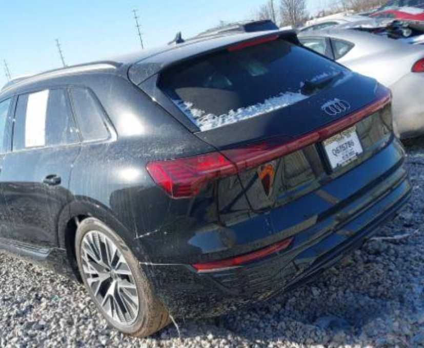 Audi q8 2023-2024 Задній бампер Кришка багажника Габаритні вогні