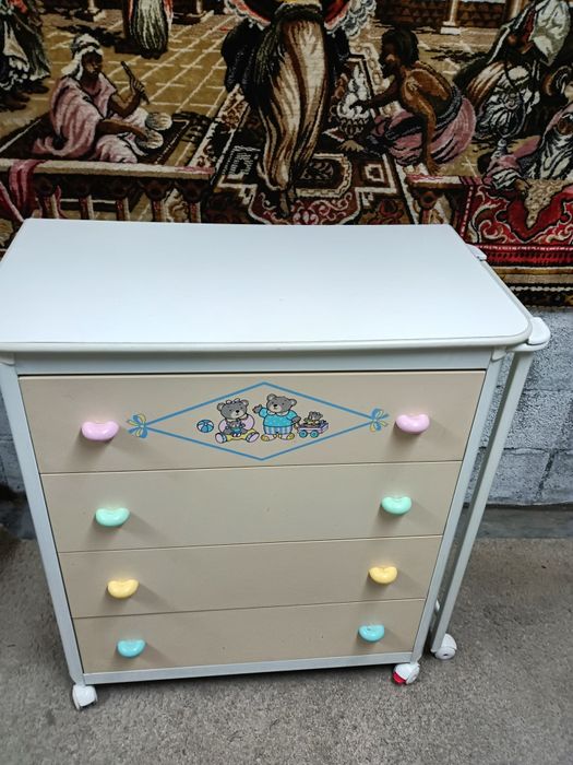 Móvel trocador fraldário com extensão metálica para banheira e gavetas