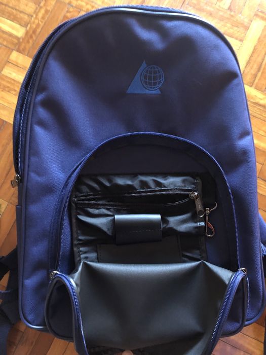 Mochila azul escura que pode servir para fim de semana