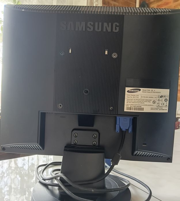 Монитор  "SAMSUNG",  клавиатура с мышкой и веб-камера.