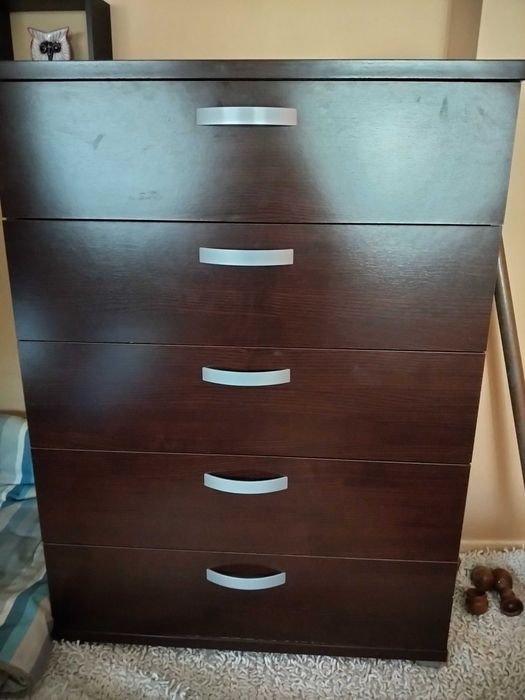 Mobília de casal 1 cama com estrado 1 cómoda e 2 mesas de cabeceira. Oferta de colchão.