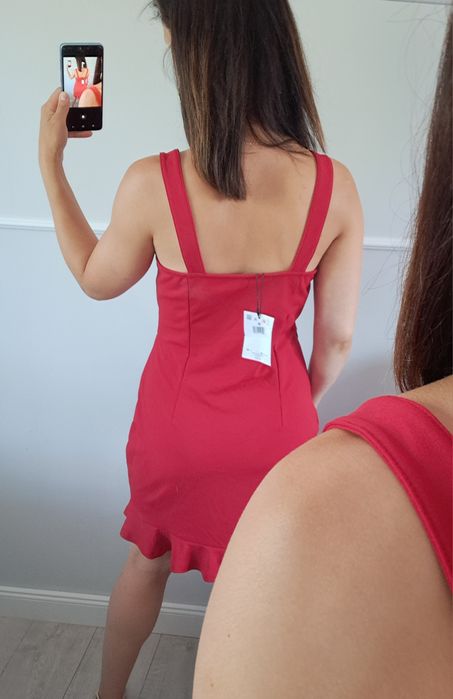 Czerwona sukienka z falbanka na ramiączkach 38