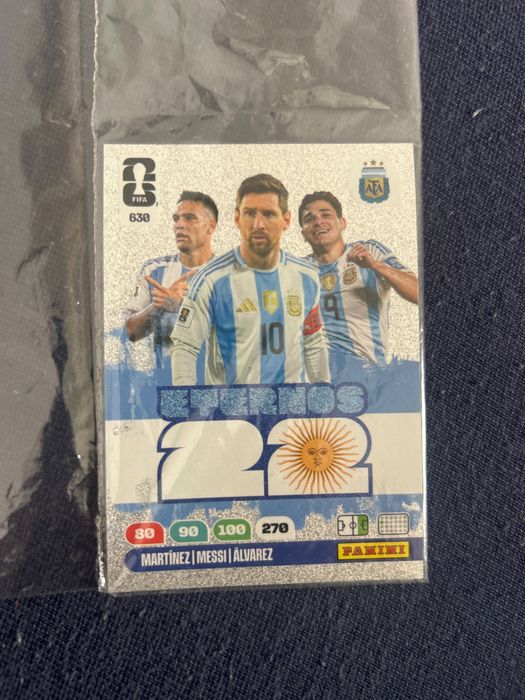 Panini Adrenalyn XL “Eternos 22” #630 – Messi, Emiliano Martínez e Julián Álvarez – Versão Sul-Americana