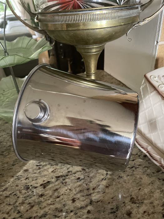 Stary pojemnik wiaderko na lód