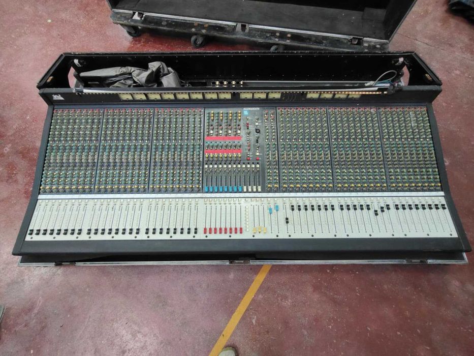 Mesa de Som Analógica Allen & Heath ML4000 (48 Canais) + Flightcase
