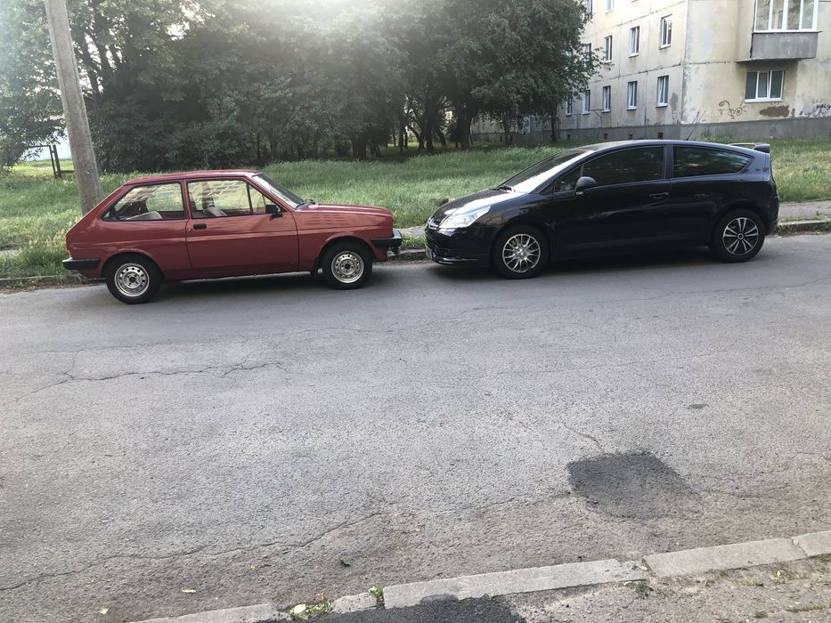 Форд фієста 1982 року на повному ходу